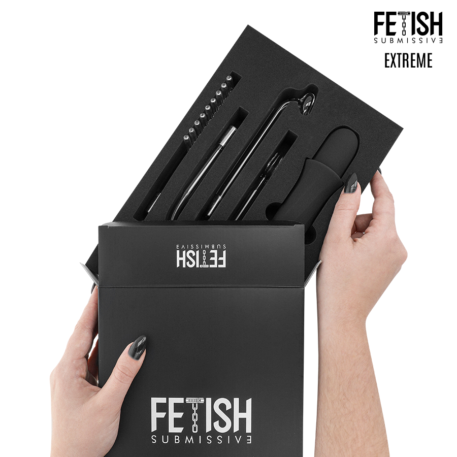 Deux mains ouvrant le coffret noir, presentant les 4 embouts en verre interchangeables et le manche en silicone sur mousse