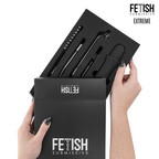 Deux mains ouvrant le coffret noir, presentant les 4 embouts en verre interchangeables et le manche en silicone sur mousse