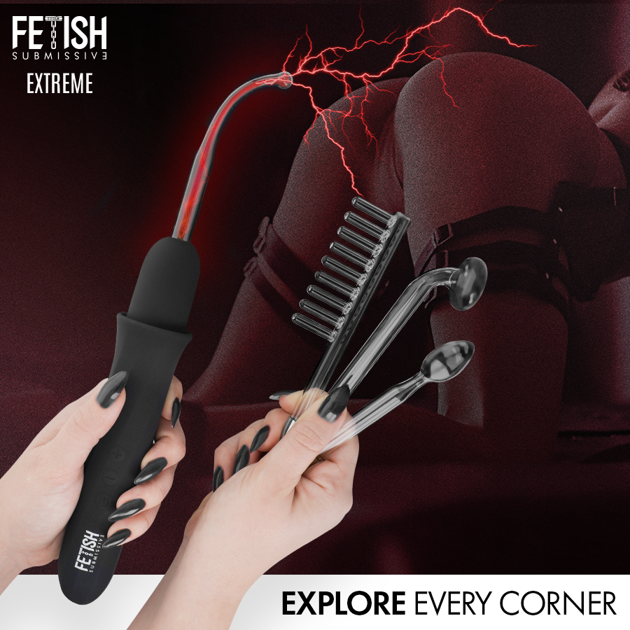 Mise en scene BDSM : embout du wand electrise pres d'une hanche entravee, mains tenant les embouts peigne et cuillere