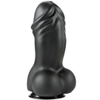 Gode XXL en PVC noir vu de trois-quarts, gland realiste et testicules apparents sur ventouse, courbure prononcee orientee vers la stimulation interne.