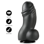 Gode XXL en PVC noir vu de trois-quarts droit, gland marque et testicules sous le fut sur ventouse, surface lisse et courbure pour une glisse profonde.