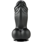 Gode XXL en PVC noir de trois-quarts droit, gland prononce et testicules apparents sur ventouse, fut epais offrant une sensation de plenitude marquee.
