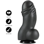 Gode XXL en PVC noir vu de trois-quarts, gland tres marque, veines et testicules volumineux sur ventouse, format genereux pour amateurs de tres gros gabarits.