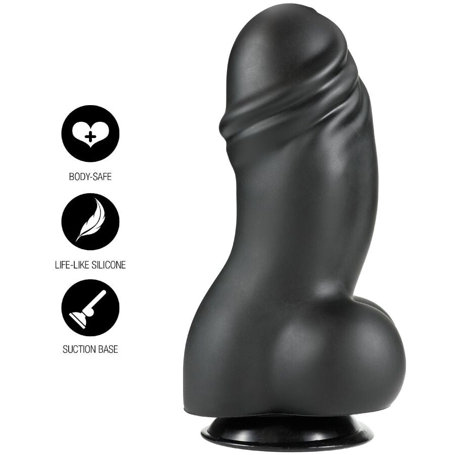 Gode XXL en PVC noir vu de trois-quarts, gland tres marque, veines et testicules volumineux sur ventouse, format genereux pour amateurs de tres gros gabarits.