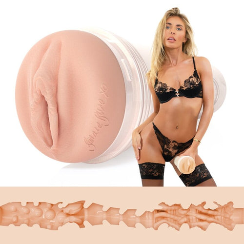 Masturbateur vagin realiste texture dense haute definition, etui clair et orifice moule sur l'actrice, gaine Real Feel Super Skin, presente avec la modele en lingerie.