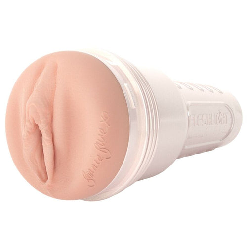 Vue trois-quarts du masturbateur vagin realiste, orifice moule type peau et etui transparent, gaine amovible Real Feel Super Skin a canaux sculptes pour pression constante.