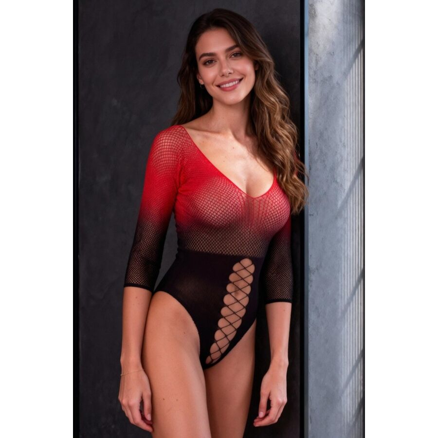 Body BS118 dégradé rouge-noir, gros plan sur le décolleté plongeant et l'empiècement à mailles losangées au niveau du ventre, fond sombre