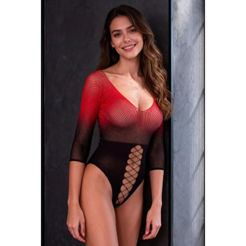 Body BS118 dégradé rouge-noir, gros plan sur le décolleté plongeant et l'empiècement à mailles losangées au niveau du ventre, fond sombre