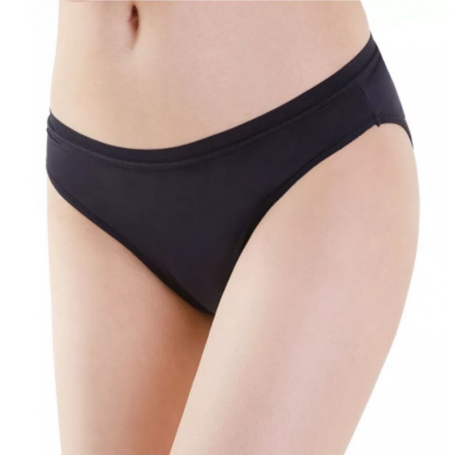 Culotte menstruelle noire portee de trois-quarts, vue rapprochee du bas-ventre, tissu respirant anti-fuites lavable et reutilisable absorbant le flux