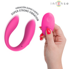 Nora stimulateur à pince vibrante rose — deux mains démontrent l'ouverture en U puis la fermeture complète de la pince, ongles rouges