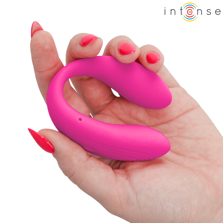 Nora stimulateur à pince vibrante rose — rendu flottant avec mention 'vibration super forte', main tenant la télécommande, ongles rouges