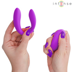 Nora stimulateur à pince vibrante violet — deux mains démontrent l'ouverture en U puis la fermeture complète de la pince, ongles violets