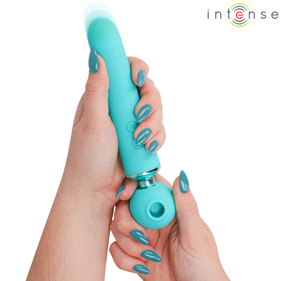 Hamby stimulateur multifonctionnel turquoise — tenu à deux mains à la verticale, ongles vernis gris-vert