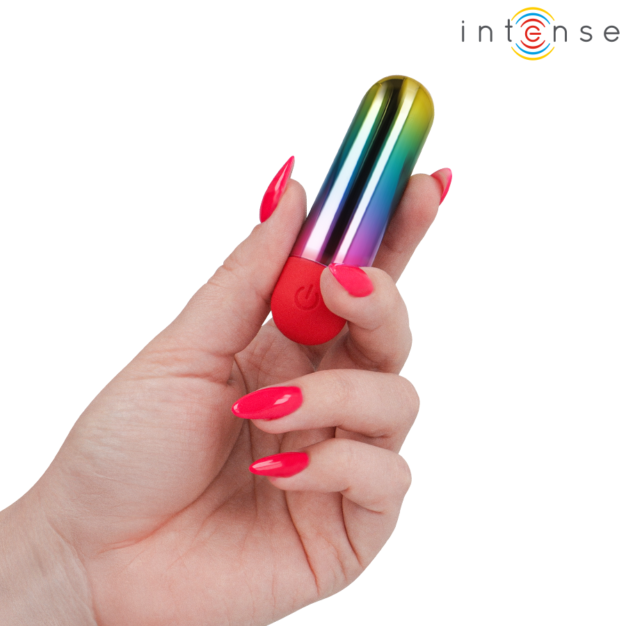 Debbie balle vibrante arc-en-ciel — tenue en main, gros plan sur le dégradé de couleurs et la base rouge, ongles roses