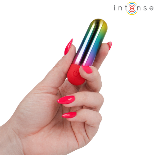 Debbie balle vibrante arc-en-ciel — tenue en main, gros plan sur le dégradé de couleurs et la base rouge, ongles roses