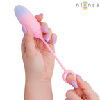 Pamela vibrateur dégradé bleu-rose — tenu en main par l'anneau de préhension, gros plan sur le corps incurvé, ongles lilas