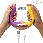Willow stimulateur à succion et vibration 3 en 1 violet et jaune — tenu par deux mains différentes, une de chaque côté, mention 'charge magnétique' et câble USB