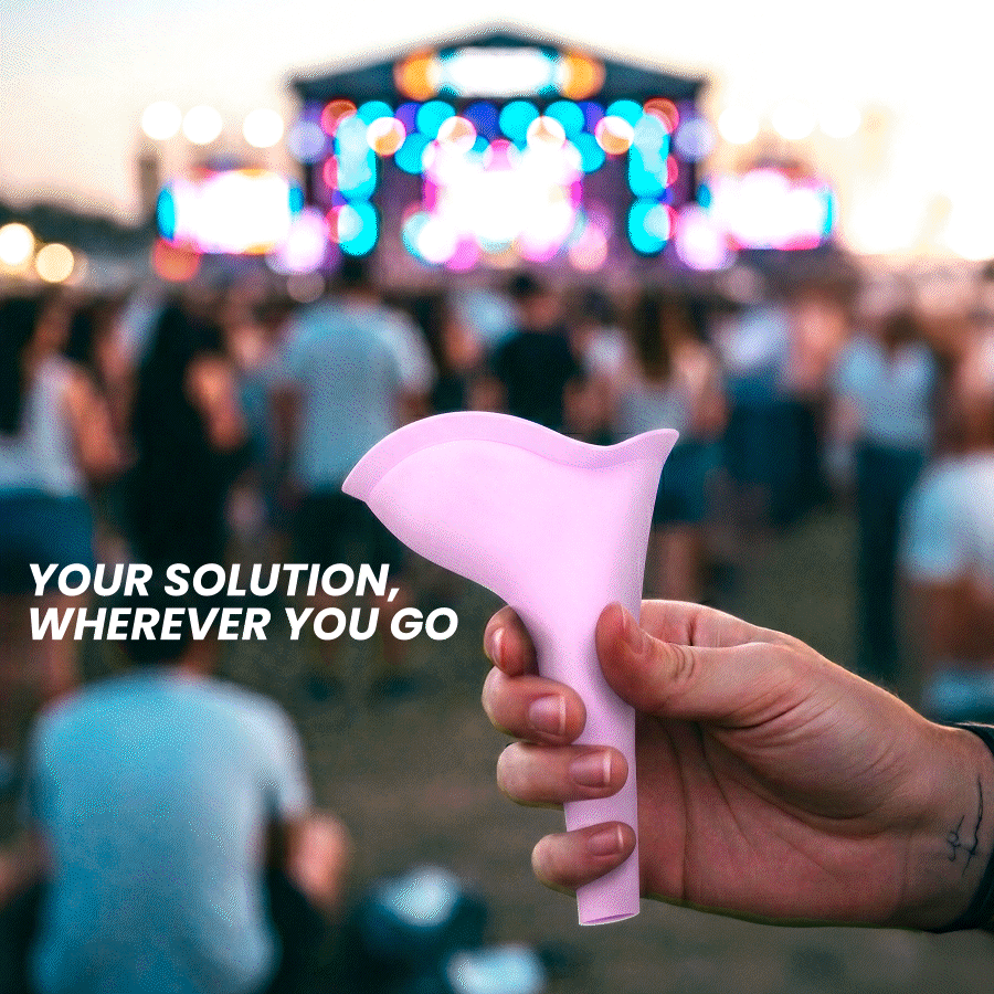 Main tenant le Kibi rose dans une foule de festival en plein air, scene illuminee en arriere-plan, texte 'Your solution, wherever you go'
