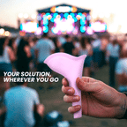 Main tenant le Kibi rose dans une foule de festival en plein air, scene illuminee en arriere-plan, texte 'Your solution, wherever you go'