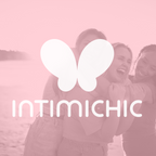 Logo Intimichic superpose en filigrane rose sur une photo de trois amies riant ensemble en exterieur