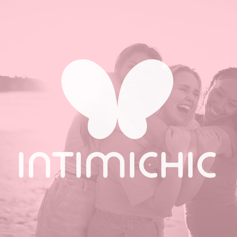 Logo Intimichic superpose en filigrane rose sur une photo de trois amies riant ensemble en exterieur