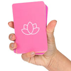 Jeu de couple 'Massage Time' — main tenant la pile de cartes, carte du dessus rose avec logo lotus