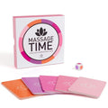 Jeu de couple 'Massage Time' — boîte carrée avec logo fleur de lotus, dé coloré et cinq paquets de cartes de couleurs différentes