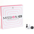 Jeu de société 'Mission 69' — boîte de face avec les deux pions et les deux dés numérotés posés devant