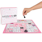 Jeu de société 'Mission 69' — boîte à côté du plateau de jeu en spirale déplié, main lançant un pion noir, dés visibles sur le plateau
