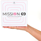 Jeu de société 'Mission 69' — boîte tenue dans une main, vue de face