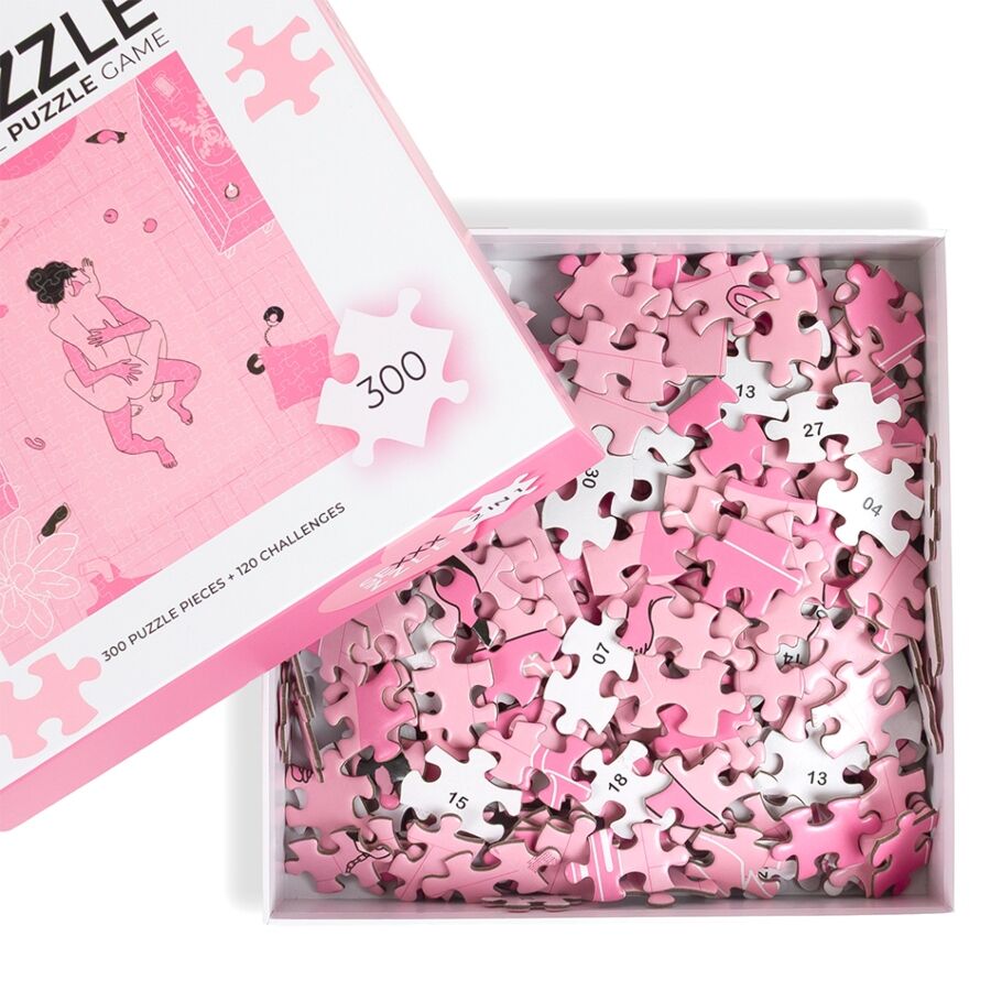 Jeu de casse-tête 'Sexxxzzle' — boîte ouverte vue de dessus avec les 300 pièces de puzzle en vrac à l'intérieur, certaines numérotées