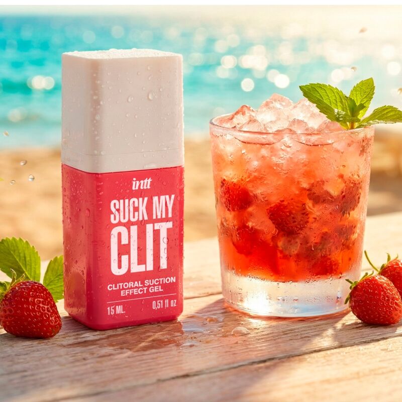 Suck My Clit gel effet succion fraise sauvage — flacon posé sur une table en bois à côté de fraises fraîches et d'un cocktail glacé