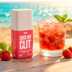 Suck My Clit gel effet succion fraise sauvage — flacon posé sur une table en bois à côté de fraises fraîches et d'un cocktail glacé