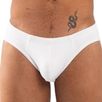 Slip blanc BURN 021 vu de face en gros plan à la taille, tatouage de serpent visible sur la hanche