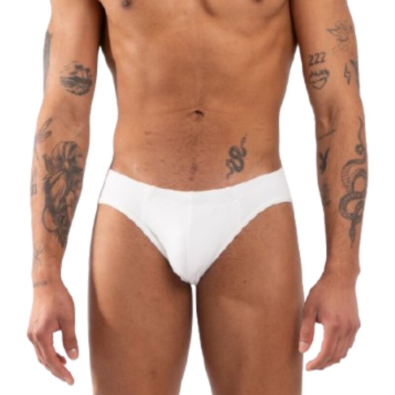 Slip blanc BURN 021 porté de face, vue du torse aux cuisses, modèle tatoué