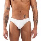 Slip blanc BURN 021 porté de face, vue du torse aux cuisses, modèle tatoué