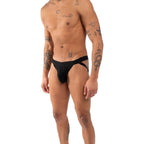 Jockstrap noir BURN 011 Double jock porté de face en angle, vue du buste aux cuisses, modèle tatoué