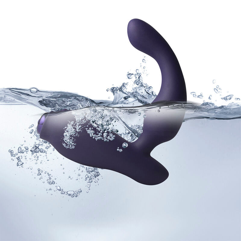 Nova Sovereign partiellement immergé dans l'eau avec éclaboussures et bulles