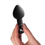 Plug vibrant Nova Astryx noir tenu en main, voyant lumineux allumé