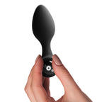 Plug vibrant Nova Solaris noir tenu en main, voyant lumineux allumé
