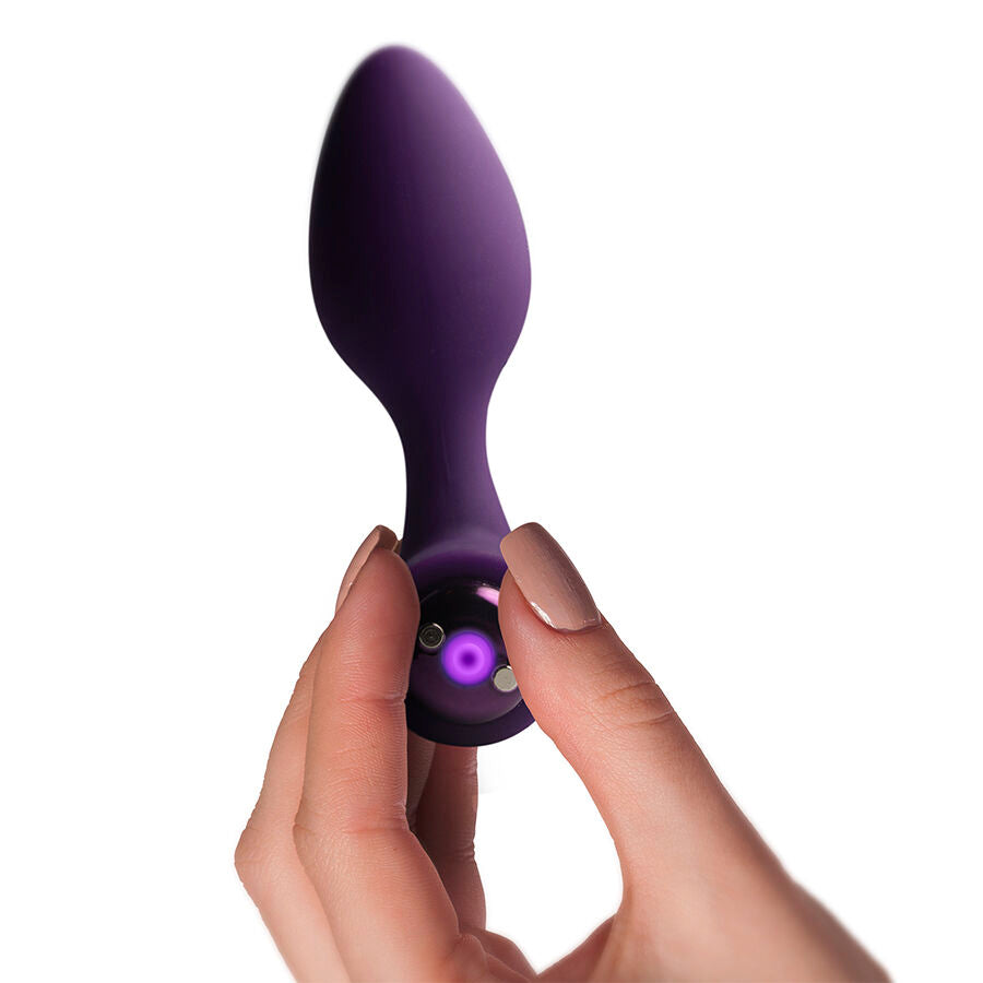 Plug vibrant Nova Solaris violet aubergine tenu en main, voyant lumineux allumé