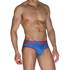Slip bleu et rouge MACHO MCH005 porté de face, vue du torse aux cuisses, ceinture logo MACHO rouge