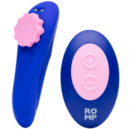 Culotte vibrante ROMP Party : module stimulateur bleu en silicone a fleur rose amovible, pose a cote de sa telecommande ovale a boutons roses, pour une stimulation clitoridienne mains libres.