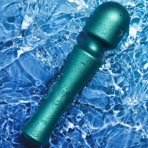 Mini wand Presto ROMP vert immerge dans l'eau sur fond bleu, mise en avant de l'etancheite et de la tete flexible de ce vibromasseur baguette en silicone.