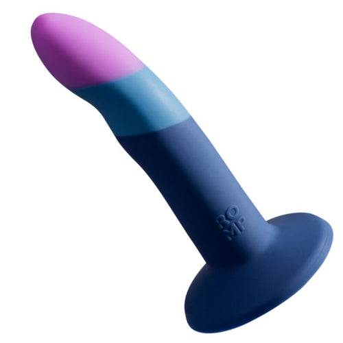 Gode ROMP Piccolo en silicone tricolore bleu et rose, design non realiste a tete arrondie lisse et base ventouse en coeur pour un usage mains libres.