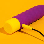 Mini vibromasseur balle nervuré — vue rapprochée