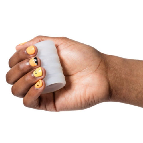 Main pressant la gaine masturbateur ROMP Mosh transparente en TPE souple, illustrant la souplesse et la texture interne du stroker compact reversible.
