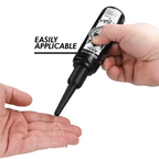 Applicateur de lubrifiant anal taille L — démonstration d'application d'une goutte de gel dans la paume de la main