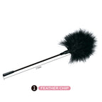 Plumeau du kit BDSM, tige noire et pompon en plumes, avec cote imprimée sur l'emballage