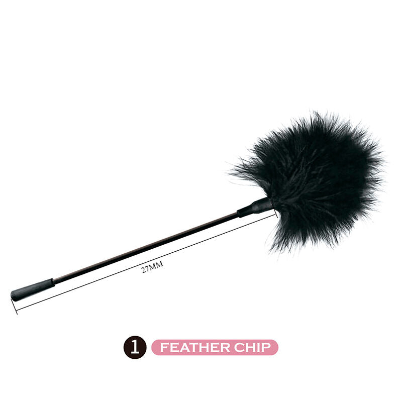 Plumeau du kit BDSM, tige noire et pompon en plumes, avec cote imprimée sur l'emballage